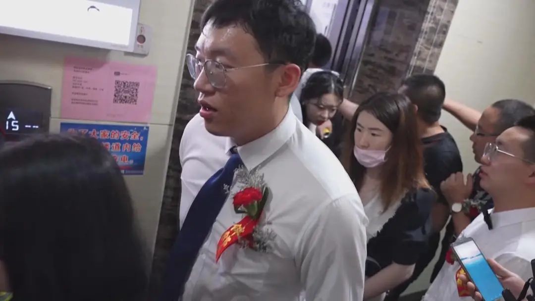 婚礼马上开始,新郎新娘伴郎伴娘全被困在了电梯里……休闲区蓝鸢梦想 - Www.slyday.coM 婚礼马上开始,新郎新娘伴郎伴娘全被困在了电梯里……休闲区蓝鸢梦想 - Www.slyday.coM