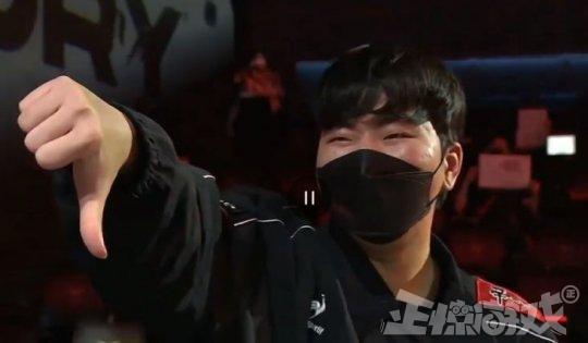 大型社死现场!歌手许嵩又被认成了faker,一条6年前的微博亮了休闲区蓝鸢梦想 - Www.slyday.coM 大型社死现场!歌手许嵩又被认成了faker,一条6年前的微博亮了休闲区蓝鸢梦想 - Www.slyday.coM