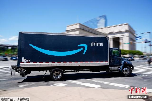 资料图:行驶在美国街道上的亚马逊货车。