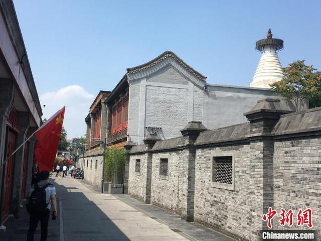 位于北京市西城区白塔寺历史文化街区的宫门口东西岔胡同全新亮相.
