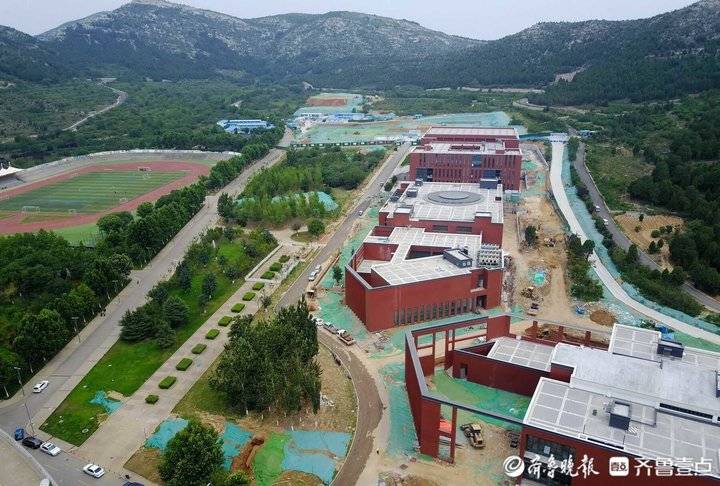 航拍群山环抱风格独特的山东工艺美院长清校区