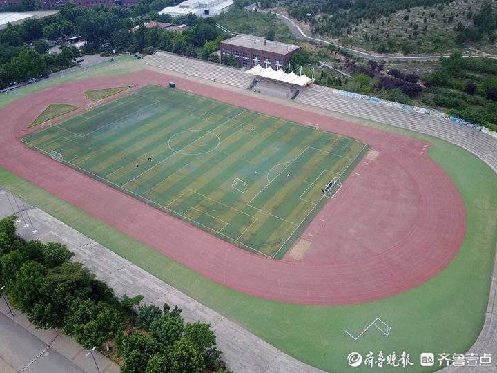 航拍群山环抱风格独特的山东工艺美院长清校区