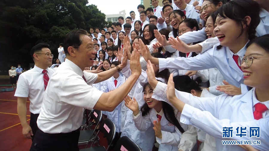 　　在毕业典礼上，钟南山院士现身，并向毕业生送上美好祝福。新华网发（黄敏生摄）