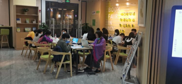 深圳首家24小时图书馆成网红打卡地!启用近一年累计接待3.5万人次休闲区蓝鸢梦想 - Www.slyday.coM 深圳首家24小时图书馆成网红打卡地!启用近一年累计接待3.5万人次休闲区蓝鸢梦想 - Www.slyday.coM