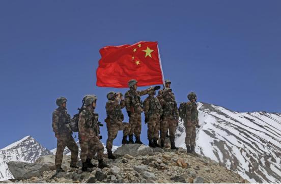 边防官兵巡逻在"生命禁区"
