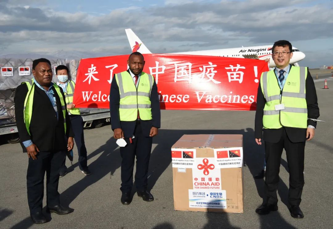 6月23日,中国政府援助巴布亚新几内亚的中国国药新冠疫苗运抵巴新首都莫尔斯比港。(中国驻巴新使馆网站)