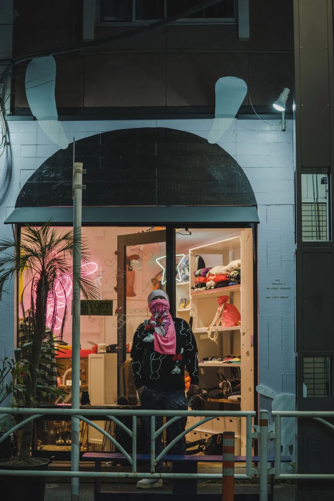 ▲中野毅在 SKOLOCT 店门前(via GXG)