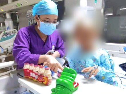 女子误信“偏方”,用农药给11岁女儿焗头驱虱,导致女儿中毒被送进ICU休闲区蓝鸢梦想 - Www.slyday.coM 女子误信“偏方”,用农药给11岁女儿焗头驱虱,导致女儿中毒被送进ICU休闲区蓝鸢梦想 - Www.slyday.coM