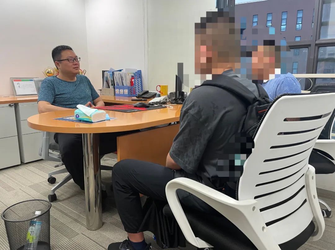 6月23日,某电竞训练营机构创始人侯旭接待前来报到的青少年和家长。新京报记者 苑苏文 摄
