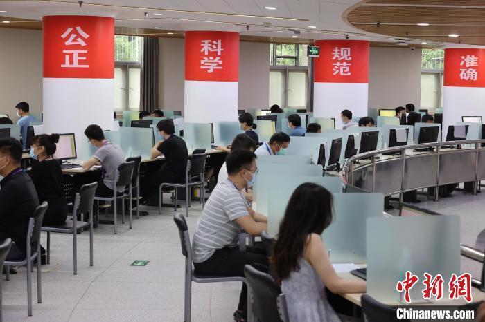 資料圖:2021年6月16日,北京高考數學評卷點,工作人員正在閲卷 楊可佳 攝