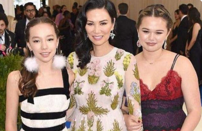 邓文迪参加亿万富豪聚会,走路驼背脸上油光明显,出席的还有巴菲特休闲区蓝鸢梦想 - Www.slyday.coM 邓文迪参加亿万富豪聚会,走路驼背脸上油光明显,出席的还有巴菲特休闲区蓝鸢梦想 - Www.slyday.coM