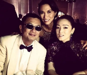 邓文迪参加亿万富豪聚会,走路驼背脸上油光明显,出席的还有巴菲特休闲区蓝鸢梦想 - Www.slyday.coM 邓文迪参加亿万富豪聚会,走路驼背脸上油光明显,出席的还有巴菲特休闲区蓝鸢梦想 - Www.slyday.coM