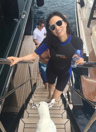 邓文迪参加亿万富豪聚会,走路驼背脸上油光明显,出席的还有巴菲特休闲区蓝鸢梦想 - Www.slyday.coM 邓文迪参加亿万富豪聚会,走路驼背脸上油光明显,出席的还有巴菲特休闲区蓝鸢梦想 - Www.slyday.coM