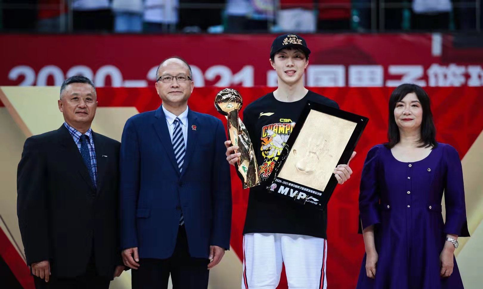 胡明轩发文，要为中国篮球尽力！打<a href=