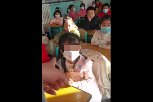 小学老师指着孩子骂:“讨厌!看到烦!”校方回应:涉事教师停职休闲区蓝鸢梦想 - Www.slyday.coM 小学老师指着孩子骂:“讨厌!看到烦!”校方回应:涉事教师停职休闲区蓝鸢梦想 - Www.slyday.coM