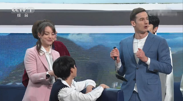 央视跨年晚会:任鲁豫独挑大梁疑口误,学生哽咽回忆袁隆平太催泪休闲区蓝鸢梦想 - Www.slyday.coM 央视跨年晚会:任鲁豫独挑大梁疑口误,学生哽咽回忆袁隆平太催泪休闲区蓝鸢梦想 - Www.slyday.coM