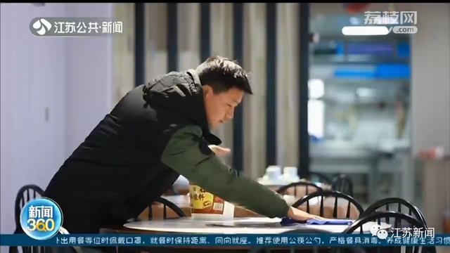 店铺亏损倒闭,店主打3份工还会员费……这是他的一天休闲区蓝鸢梦想 - Www.slyday.coM 店铺亏损倒闭,店主打3份工还会员费……这是他的一天休闲区蓝鸢梦想 - Www.slyday.coM