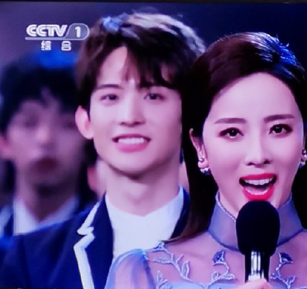 央视跨年晚会:任鲁豫独挑大梁疑口误,学生哽咽回忆袁隆平太催泪休闲区蓝鸢梦想 - Www.slyday.coM 央视跨年晚会:任鲁豫独挑大梁疑口误,学生哽咽回忆袁隆平太催泪休闲区蓝鸢梦想 - Www.slyday.coM