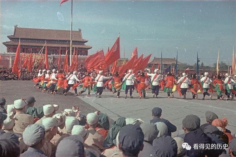 彩色老照片1949年开国大典天安门广场上扭起了大秧歌