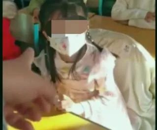 “讨厌!看到烦!” 一小学老师指着孩子骂?校方回应:涉事教师停职休闲区蓝鸢梦想 - Www.slyday.coM “讨厌!看到烦!” 一小学老师指着孩子骂?校方回应:涉事教师停职休闲区蓝鸢梦想 - Www.slyday.coM