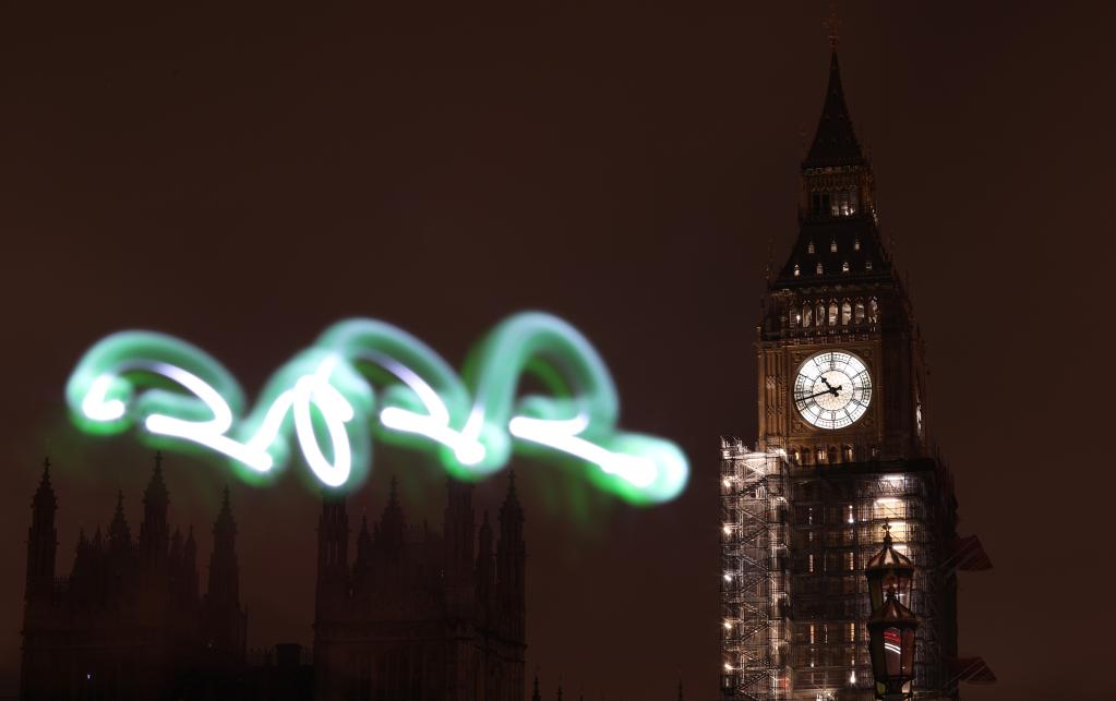 这是2021年12月31日在英国伦敦拍摄的大本钟和光绘“2022”。（新华社记者李颖摄）
