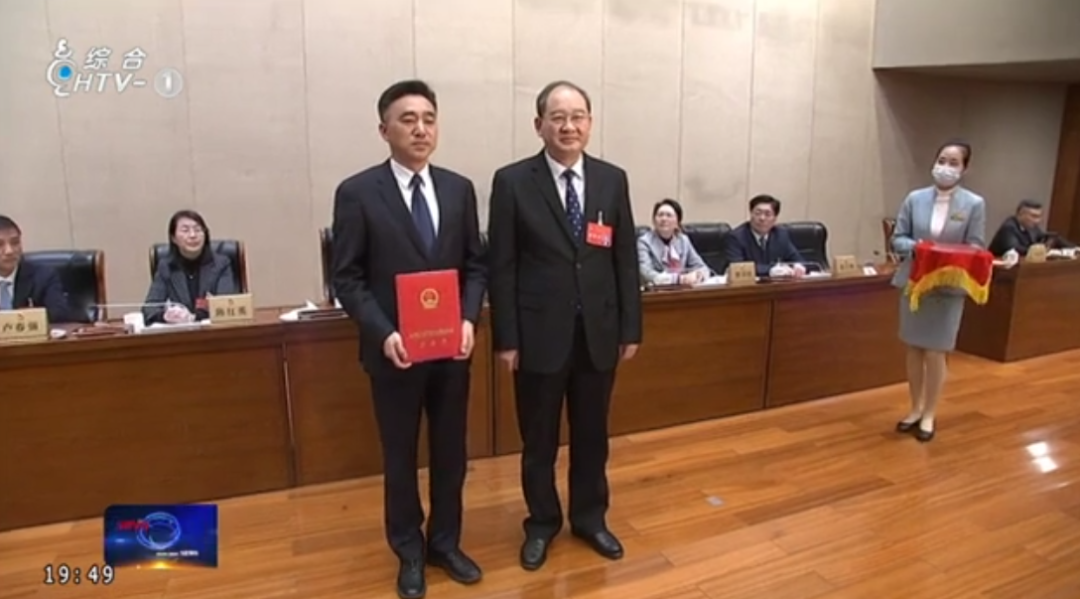 罗杰（左）与杭州市人大常委会主任李火林（右）（图片来源：杭州新闻联播截图）