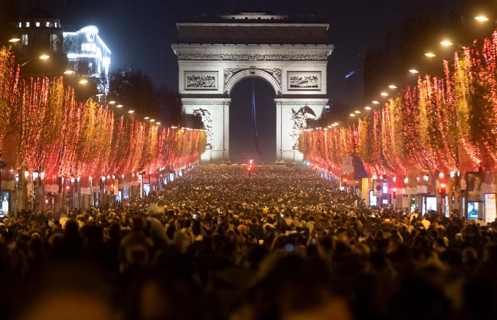 2021年12月31日，人们在法国巴黎香榭丽舍大街迎接新年。新华社发（肖恩·洛朗摄）
