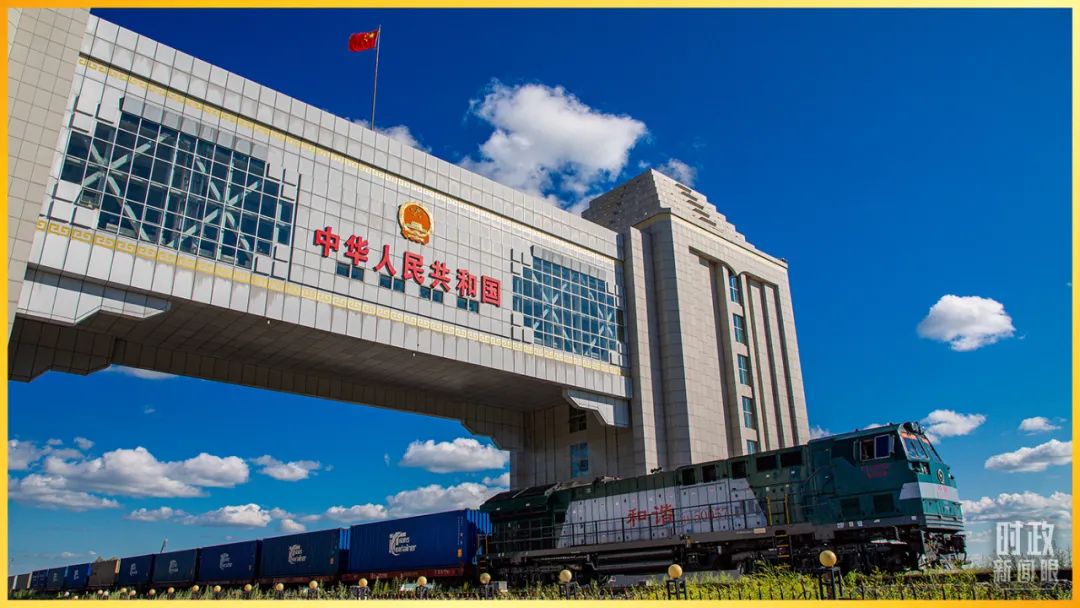 △2021年7月24日，内蒙古呼伦贝尔，一列载满货物的列车驶出满洲里口岸。（图/视觉中国）