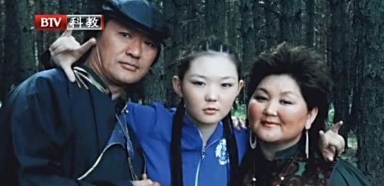 乌日娜带养子走出悲伤童年丈夫病逝后孩子们帮她走出悲痛