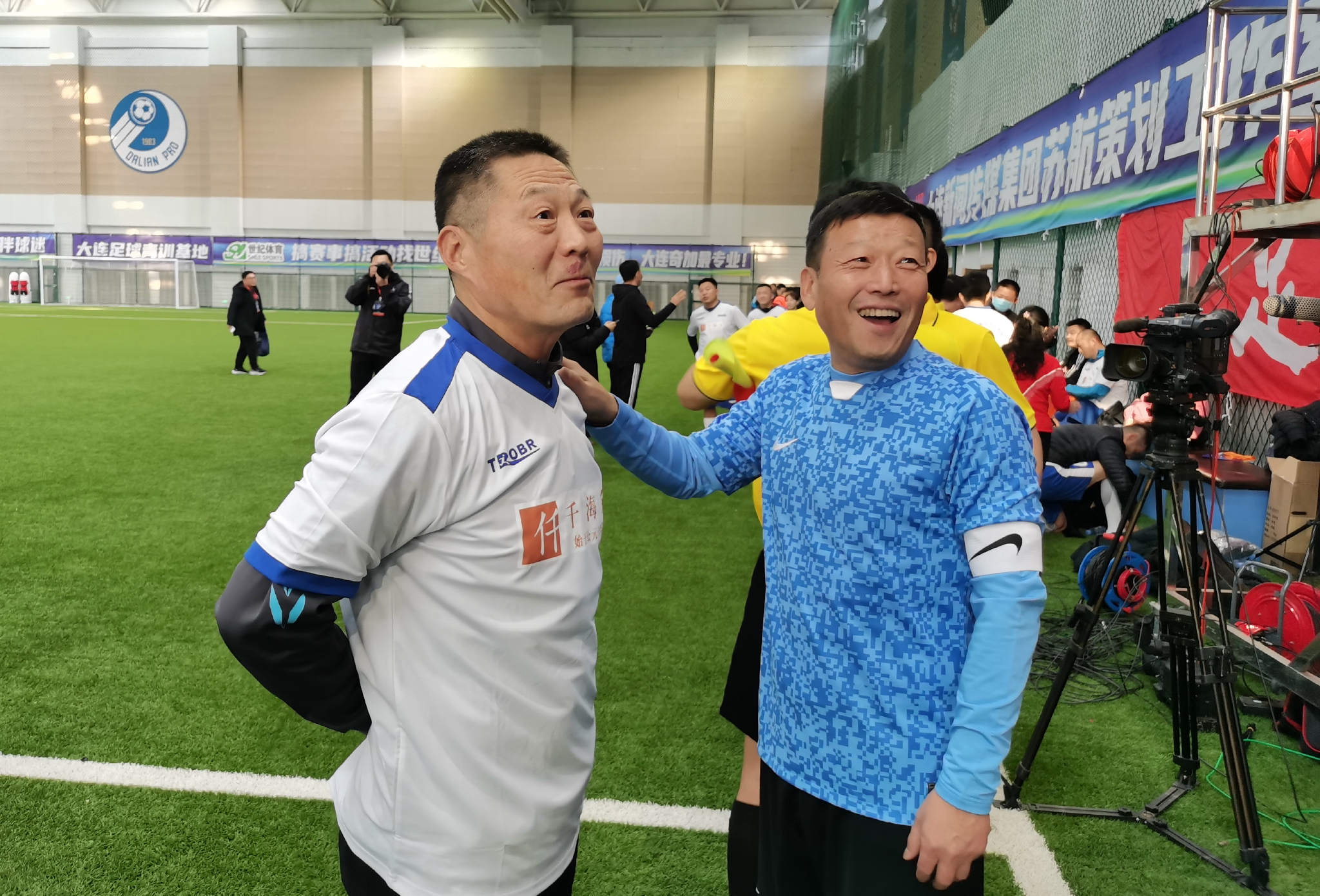 时隔24年，同龄老友在大连人贺岁杯上再次同框！当年发小已白头！