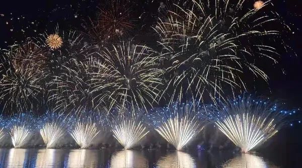 滴水湖畔烟花绚烂临港举行2022新年烟花秀