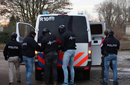 荷兰数百人违反防疫规定办狂欢派对 被警察驱离休闲区蓝鸢梦想 - Www.slyday.coM 荷兰数百人违反防疫规定办狂欢派对 被警察驱离休闲区蓝鸢梦想 - Www.slyday.coM