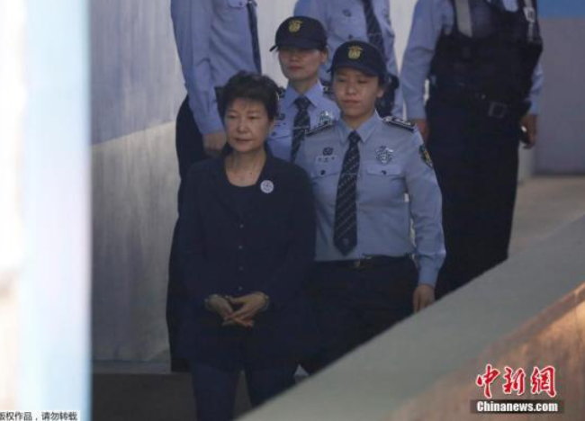 当地时间2017年5月23日，韩国前总统朴槿惠接受首场公审。图为朴槿惠抵达法院。