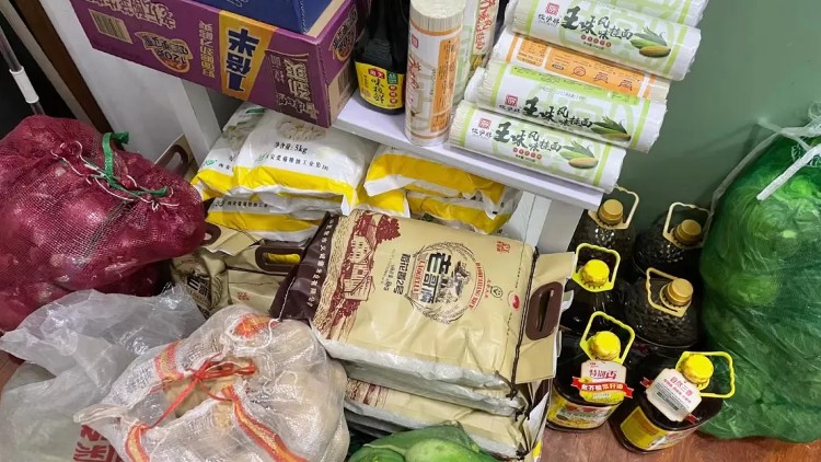 别人家的房东:西安封闭管理下,不忍81名租客吃泡面免费为他们做饭休闲区蓝鸢梦想 - Www.slyday.coM 别人家的房东:西安封闭管理下,不忍81名租客吃泡面免费为他们做饭休闲区蓝鸢梦想 - Www.slyday.coM