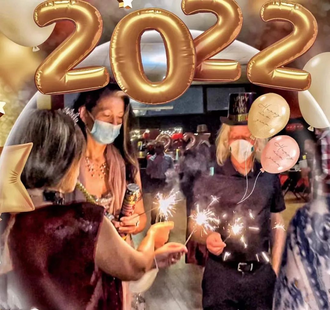 美国人在庆祝2022年新年的到来,在辞旧迎新之际,全球很多地方疫情创造了新纪录。摄/《财经》记者金焱