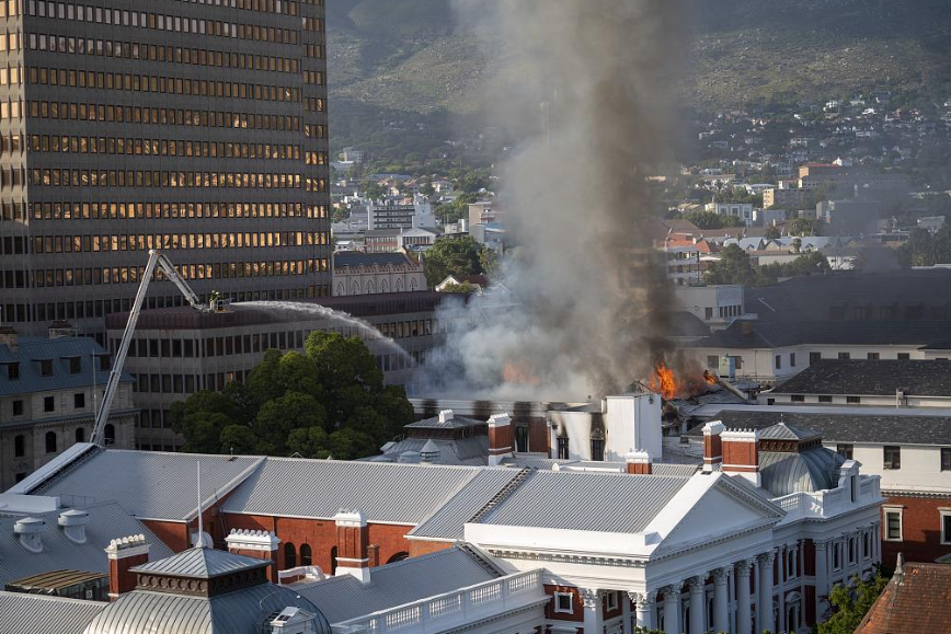 当地时间2022年1月2日，南非开普敦的议会大厦发生火灾，屋顶冒出滚滚浓烟。消防员已抵达现场参与灭火。图源央视新闻客户端
