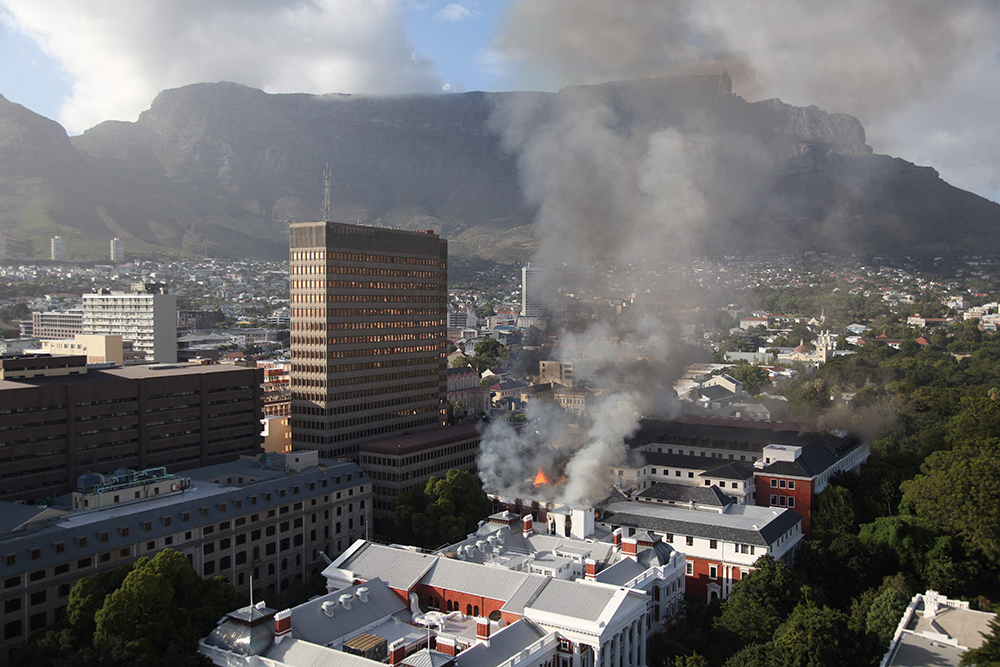 当地时间2022年1月2日，位于南非开普敦的议会大厦发生火灾，消防员已抵达现场参与灭火。屋顶冒出滚滚浓烟。  人民视觉 图
