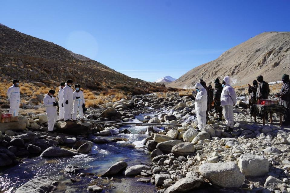 2022第一天,中印士兵在边境交换新年糖果休闲区蓝鸢梦想 - Www.slyday.coM 2022第一天,中印士兵在边境交换新年糖果休闲区蓝鸢梦想 - Www.slyday.coM