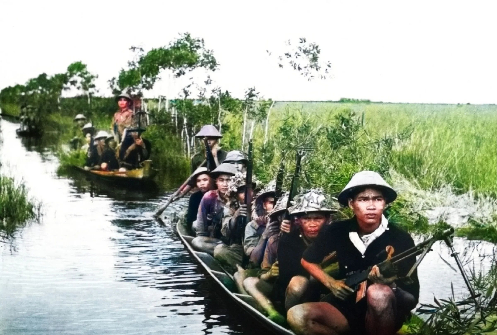 老照片：越南街头被南越士兵打死的北越士兵，在水上行走的游击队