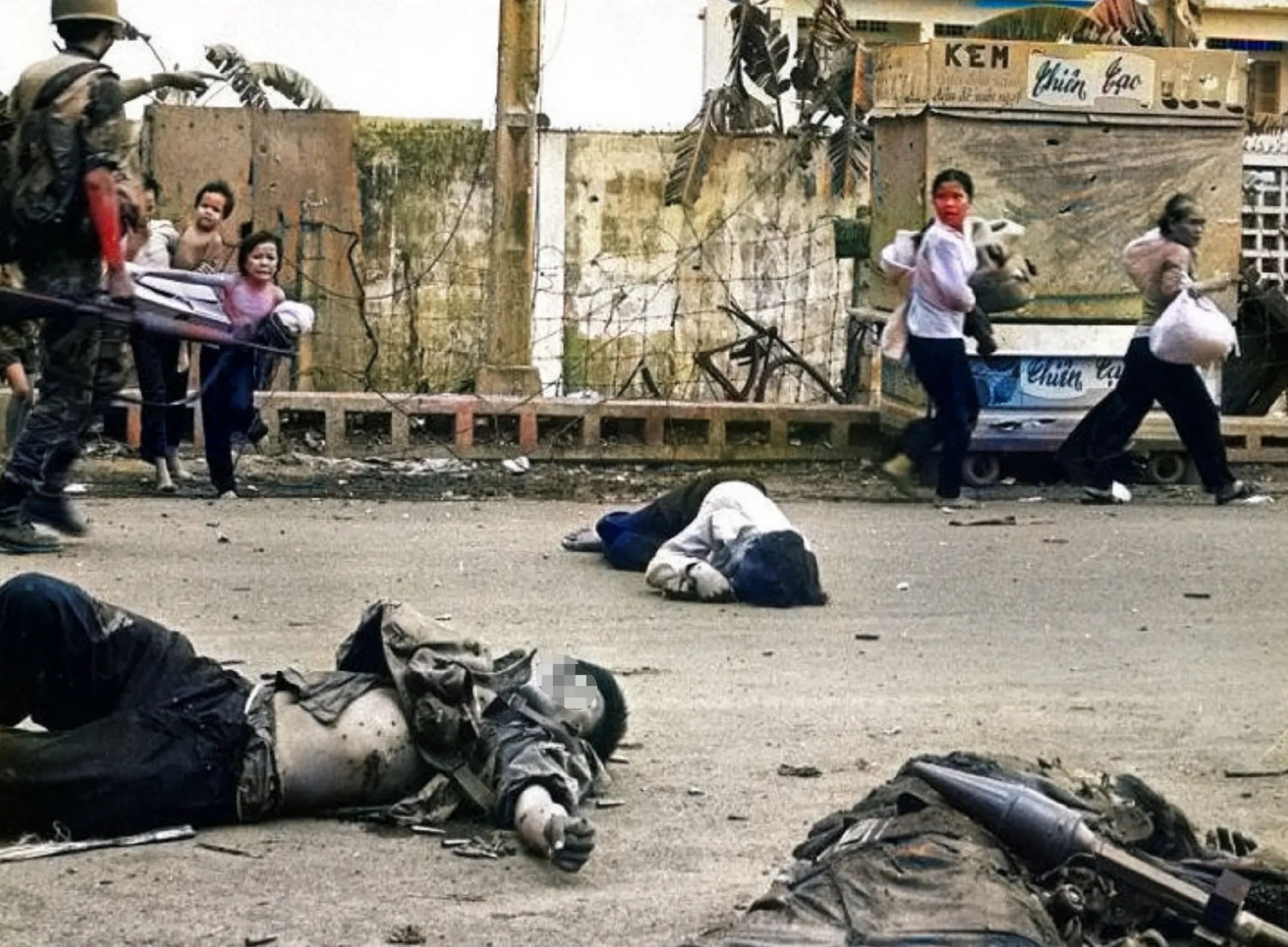 老照片：越南街头被南越士兵打死的北越士兵，在水上行走的游击队