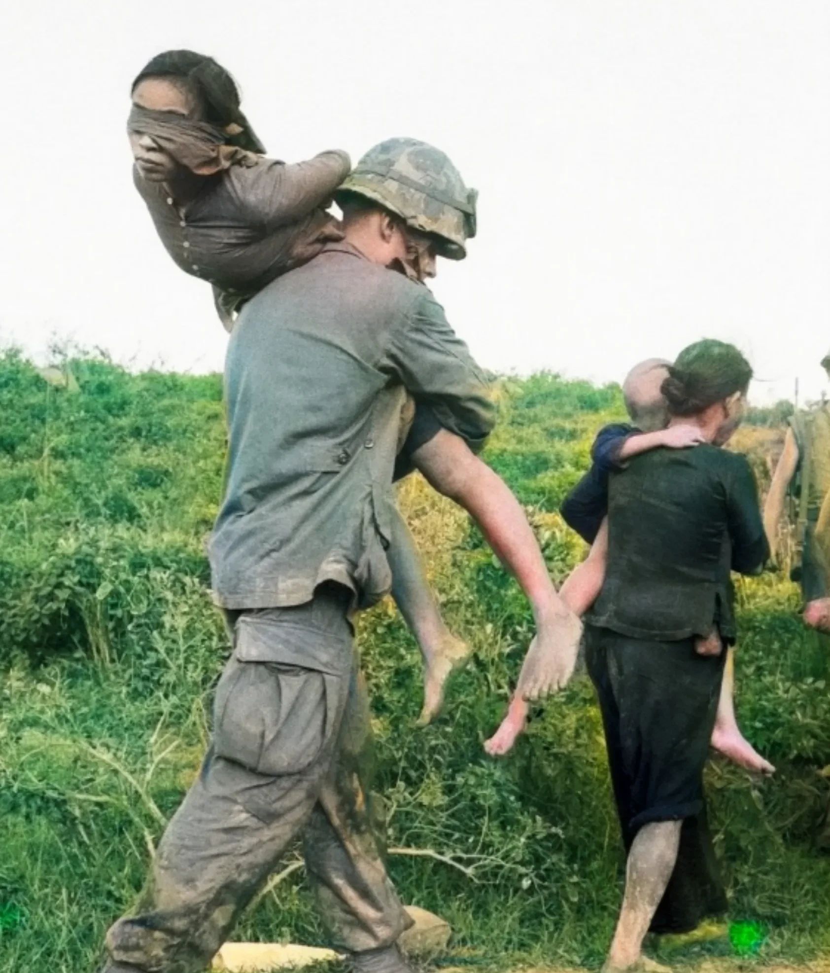 老照片：越南街头被南越士兵打死的北越士兵，在水上行走的游击队