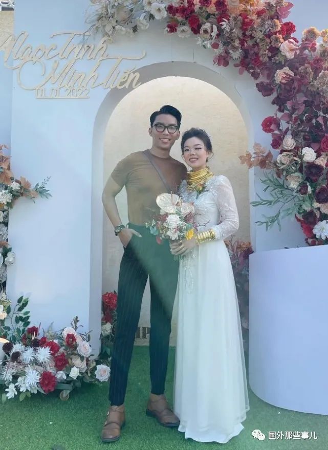 越南夫妻嫁女儿，婚礼上当场送新郎1公斤黄金，一套房和一辆车