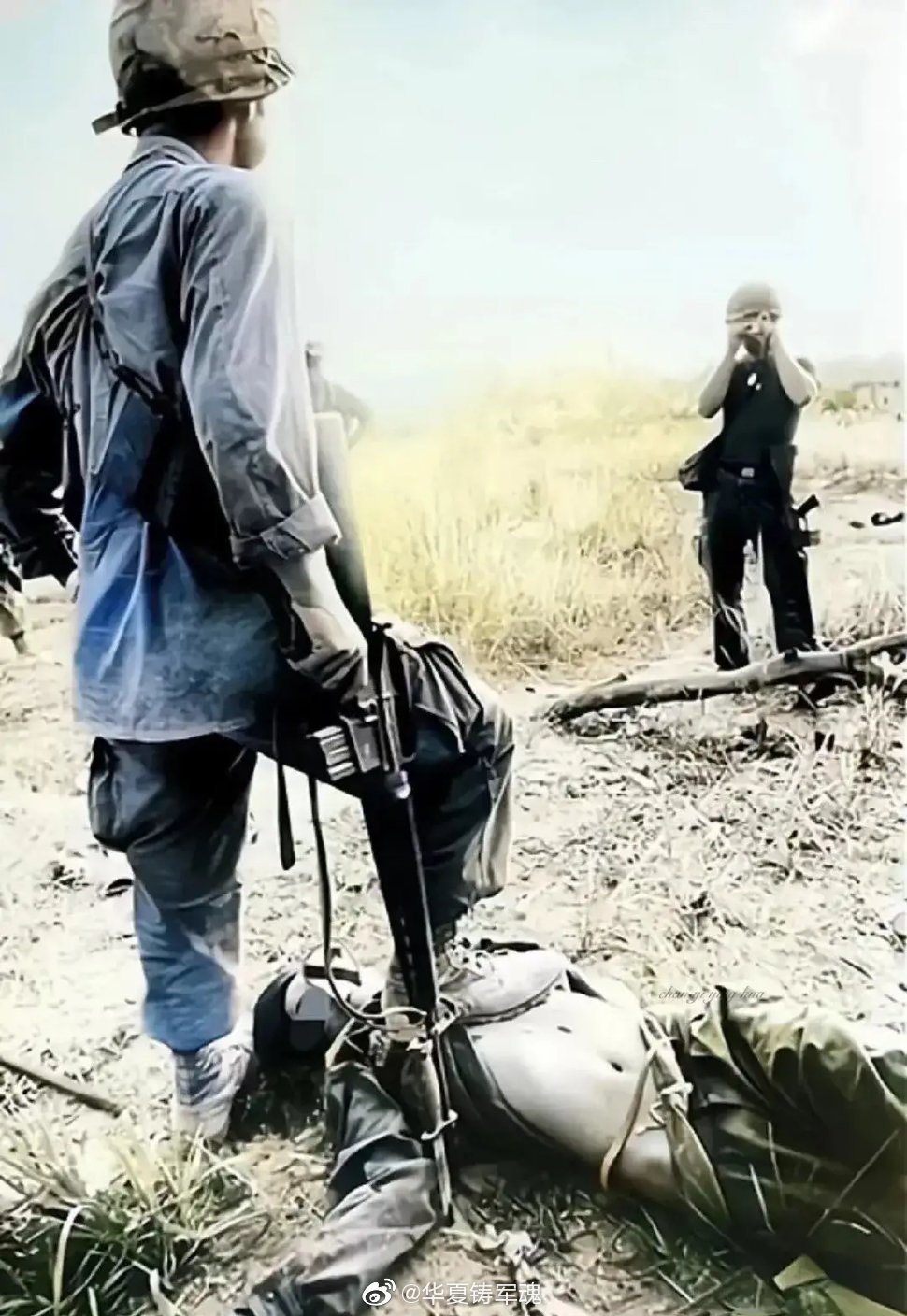 70年代,越南。一个被击毙的越南女兵被美国兵踩在脚下……