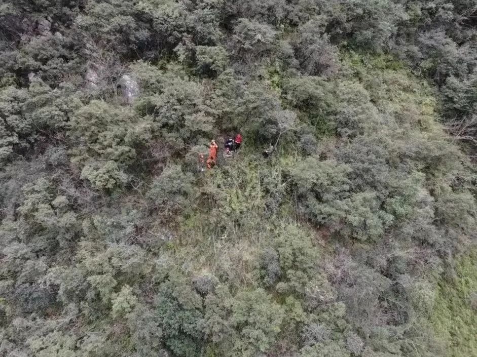 两名测绘员被困深山 巫溪消防翻山越岭救援