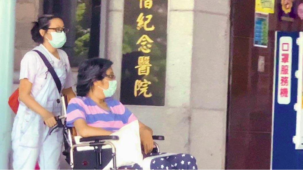 袁惟仁（右）2021年8月被目击坐着轮椅出现在台东马偕医院看病。图自台媒
