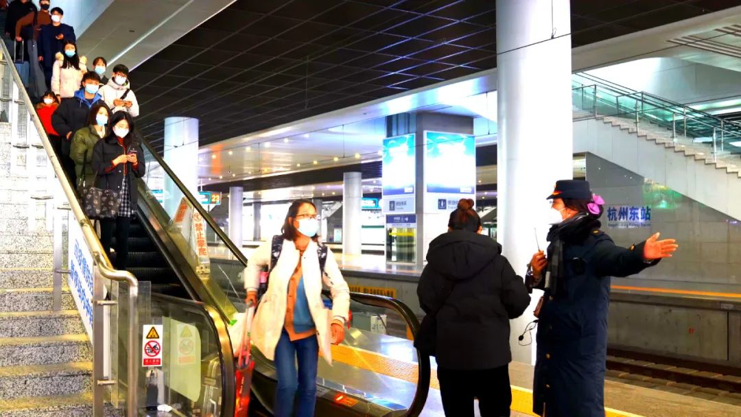 杭州东站站台客运员引导旅客到指定位置等候列车。孙赫蒲 摄