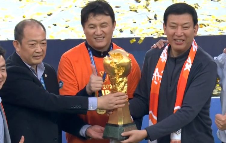 陈戌源笑着颁奖，郝伟吻金牌，德尔加多开香槟，孙准浩披<a href=