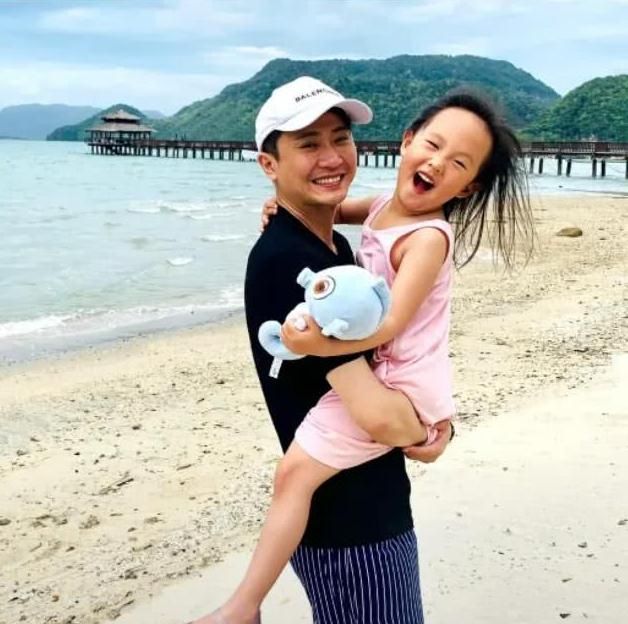 央视主持人杨帆一家四口其乐融融就是大女儿让我头痛