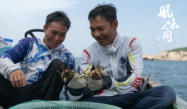 渔民查看捕获的龙虾