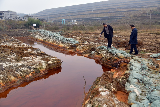2021年12月7日，环保督察人员在某地调查施工废水污染农田情况。当地已经开始对受损农田进行治理，对农户进行补偿。摄影/章轲